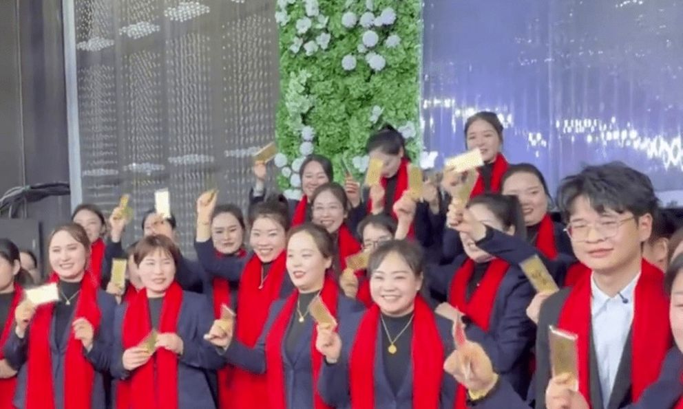 Công ty thưởng Tết cho nhân viên bằng vàng 9999: Tổng số tiền khi nhân lên gây choáng