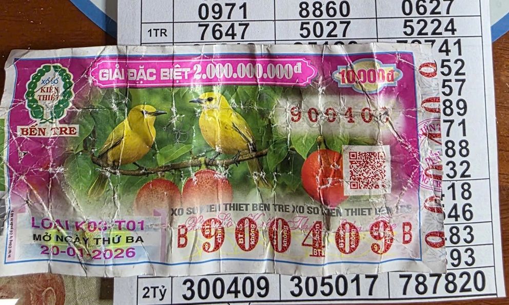 Dò vé số xong vứt vào sọt rác, cô gái tá hỏa khi nhận cuộc gọi của người bán: Cái kết bất ngờ