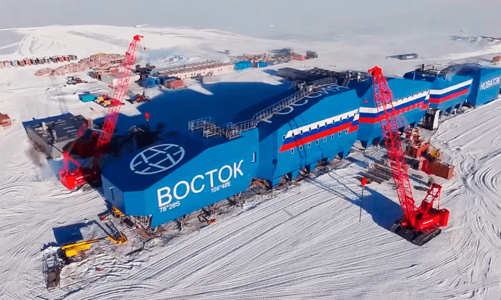 Nga sở hữu căn cứ ở nơi con người khó có thể sinh tồn, riêng vận chuyển vật liệu phải dùng tàu phá băng