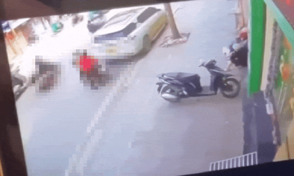 Camera vụ ô tô lùi tông 1 phụ nữ tử vong trên phố Hà Nội: Khoảnh khắc 10 giây đau lòng