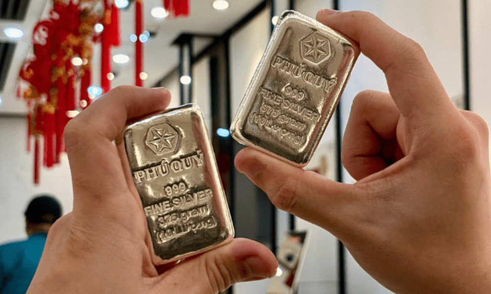 Chưa từng có: Giá bạc tăng vọt cùng với giá vàng, vượt 122 triệu/kg - 1kg thì bằng bao nhiêu cây?