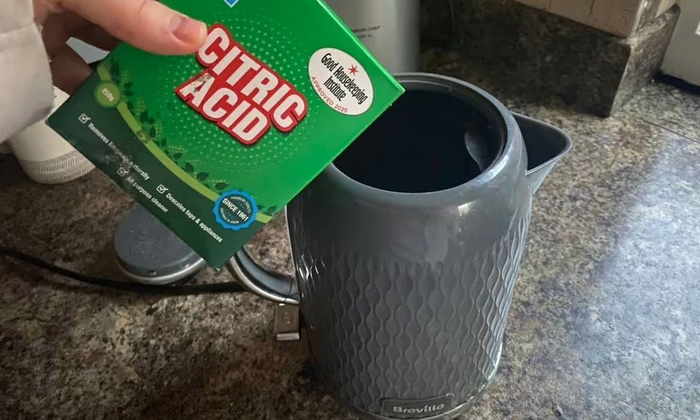 Ấm siêu tốc sạch bong kin kít sau 3 phút được vệ sinh bằng thứ này - không cần cọ rửa