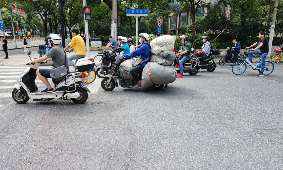 Khách Việt giật mình với cảnh tượng trên đường phố Trung Quốc, nhận xét: 