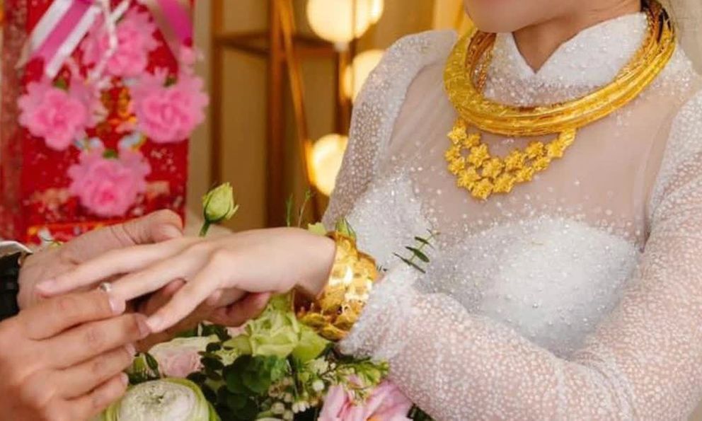 Mang vàng cưới không giấy tờ đi bán có bị tịch thu không? Nhiều người mang vàng đi bán mới biết điều này
