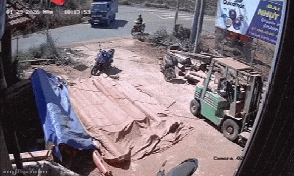 Camera vụ xe tải tự trôi, đâm trúng hai mẹ con, bé gái 10 tuổi tử vong