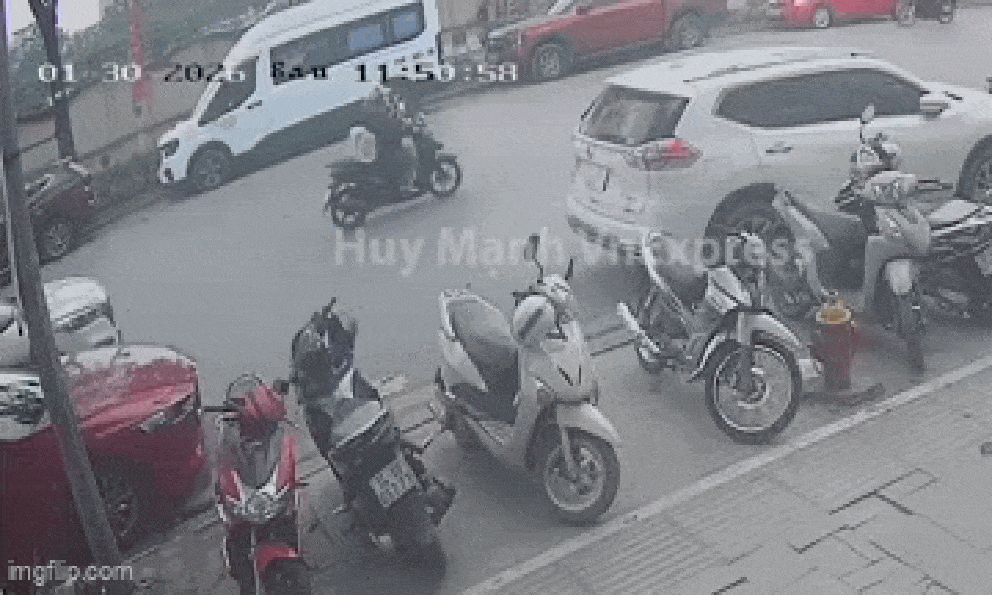 Ô tô tông liên hoàn 6 xe trên phố Hà Nội, 3 người bị thương: Tài xế chưa làm việc với Công an