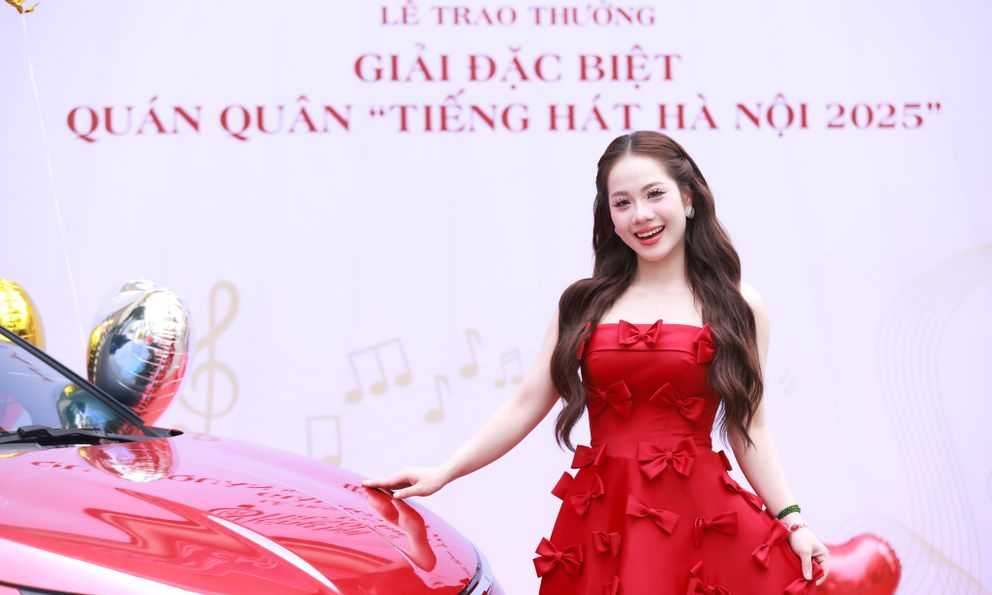 Quán quân Đào Lê Phương Chi nhận giải thưởng 