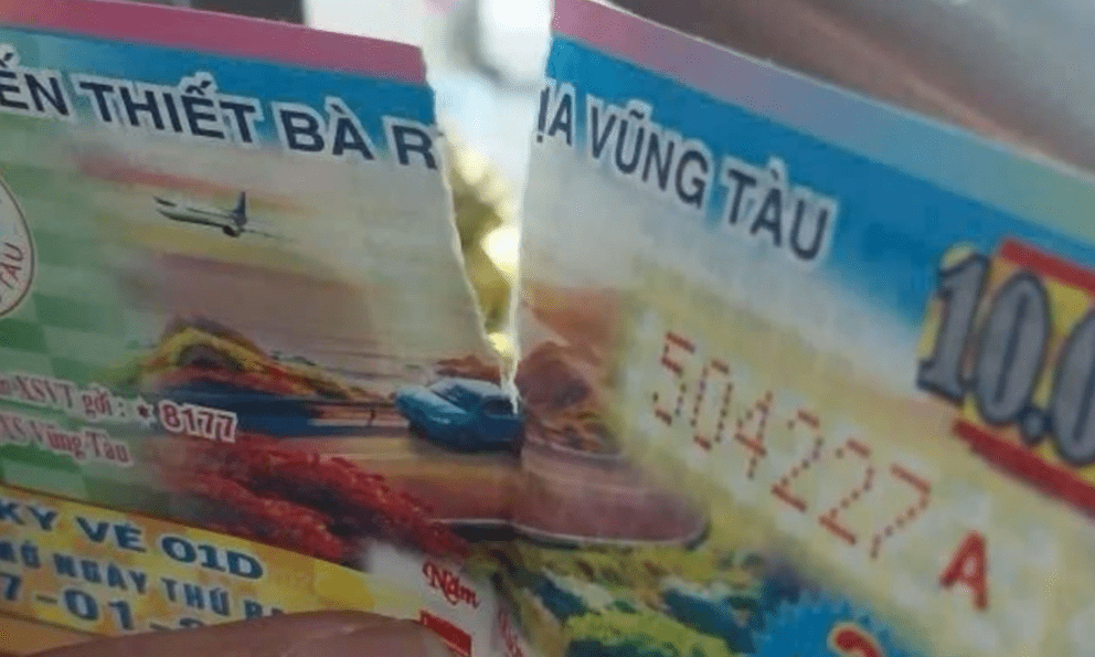 Xé rách tờ vé số xong mới biết có trúng thưởng, người phụ nữ nhận cái kết bất ngờ