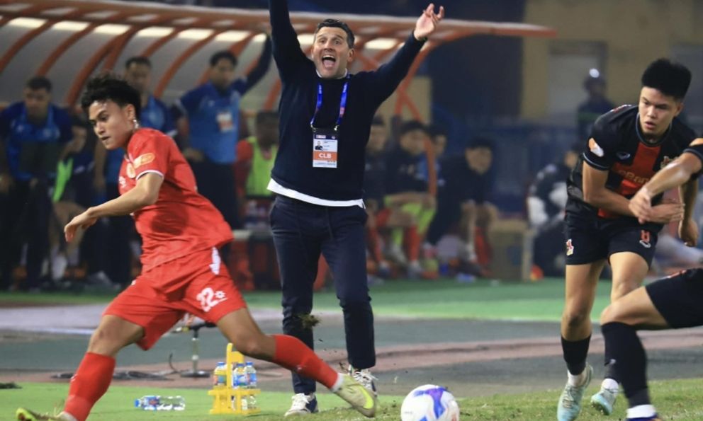 HLV châu Âu lên tiếng chê trọng tài ở V.League, lập tức nhận án phạt nặng