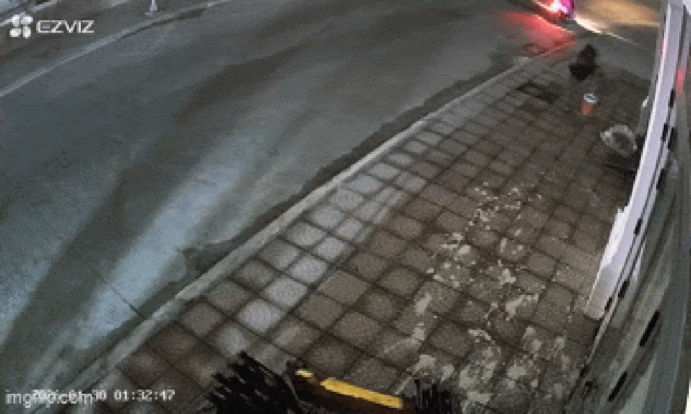 Nhà hàng vừa khai trương đã bị kẻ lạ tạt sơn bẩn: Camera tiết lộ điều bất ngờ lúc 1 giờ sáng