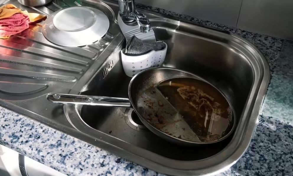 Chảo sạch như mới khi được vệ sinh bằng cách này: Không cần chà xát