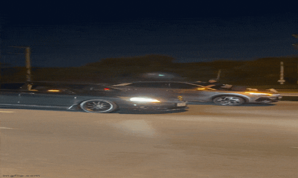 Chiếc ô tô di chuyển nhanh, người đàn ông bám trên nắp capo hét lớn, câu chuyện đằng sau gây tranh cãi