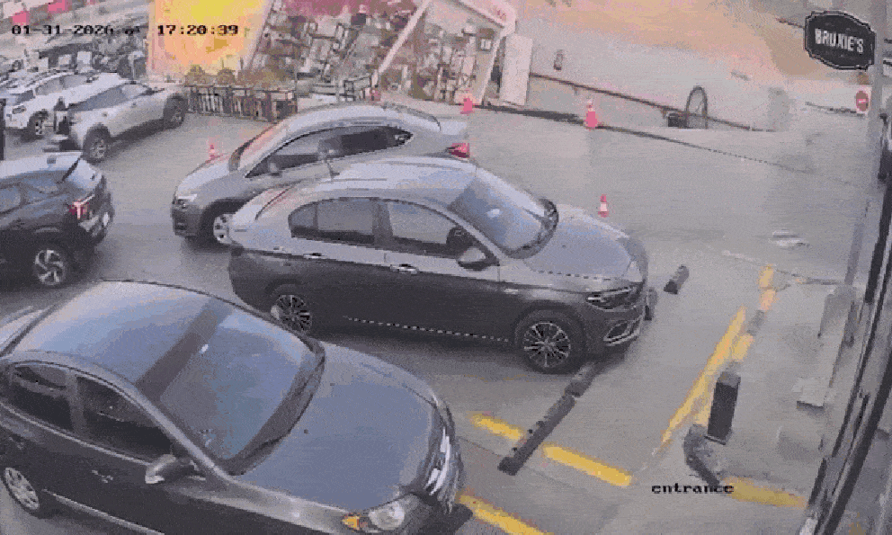 Kinh hoàng: Trạm xăng cùng nhiều người bị 