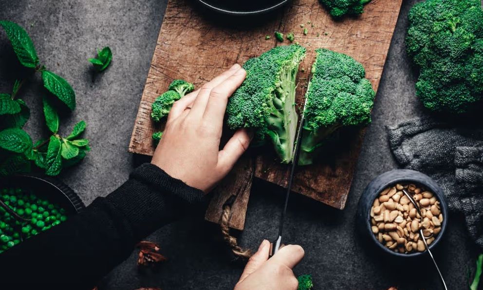 Chuyên gia tiết lộ quy tắc 10 phút biến rau quen thuộc thành “vũ khí chống ung thư”