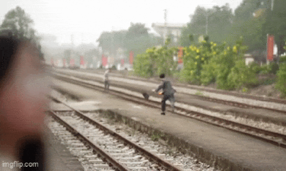 Phản ứng bất ngờ của người đàn ông khi lái tàu phanh khẩn cấp, cứu mạng mình trong tích tắc