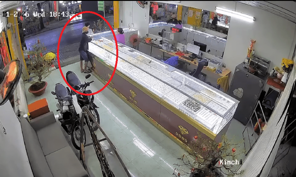 Clip kẻ cướp vàng vứt áo khoác, nhảy xuống vườn dừa trốn: Diễn biến không ngờ sau 6 giờ gây án