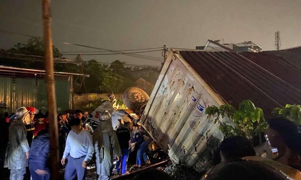 Xe đầu kéo tan nát sau va chạm với tàu hỏa ở Hà Nội: Có nạn nhân mắc kẹt trong cabin ô tô