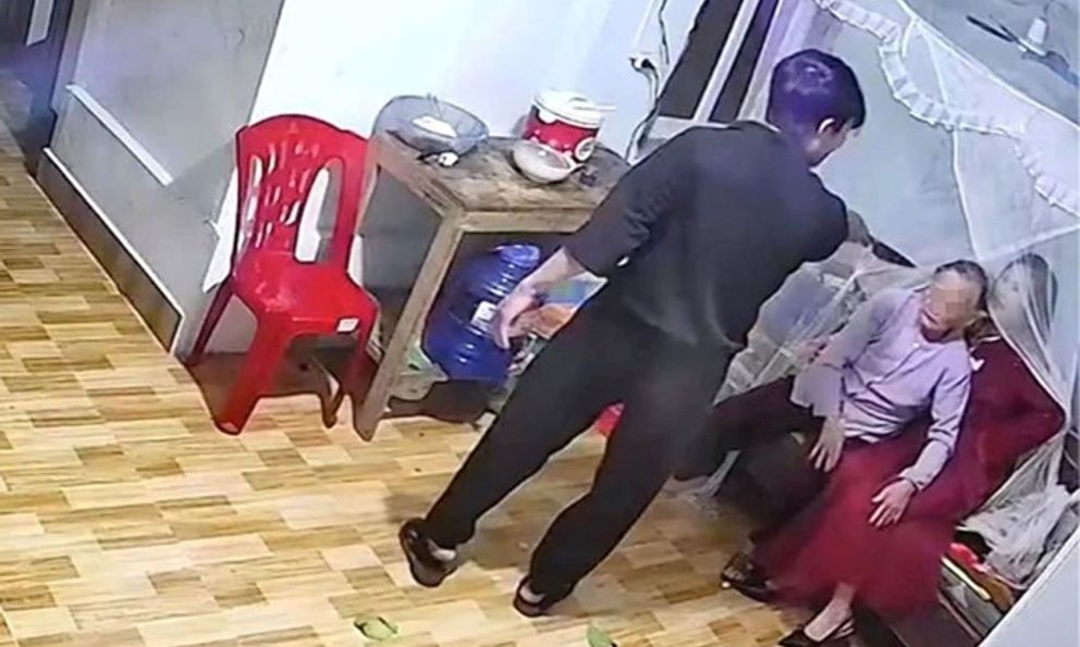 Diễn biến mới vụ con trai đánh mẹ già gãy tay tối mùng 3 Tết ở Nghệ An