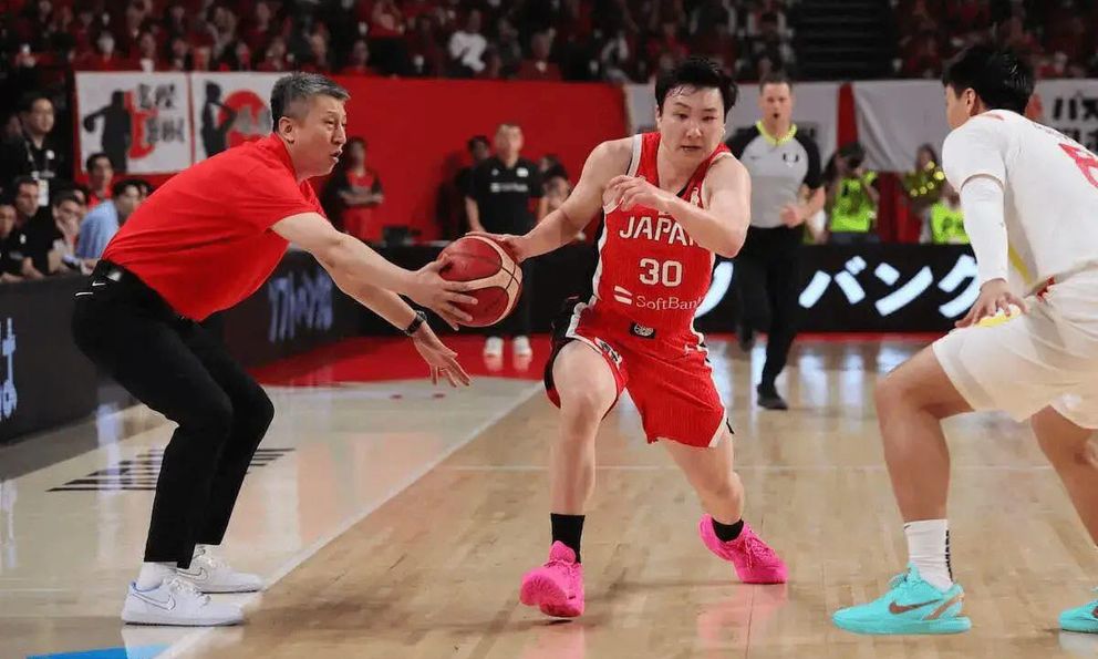 HLV Trung Quốc lao hẳn vào sân, giật bóng của cầu thủ Nhật Bản