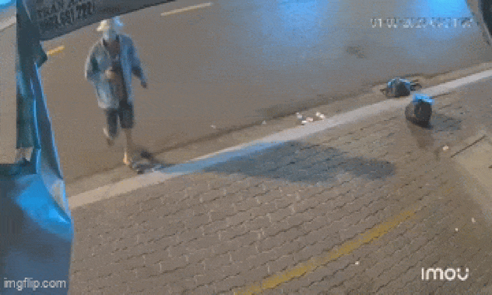 Bất ngờ lý do con trai chủ quán hải sản tạt sơn tiệm vàng ở TP. HCM lúc 3 giờ sáng