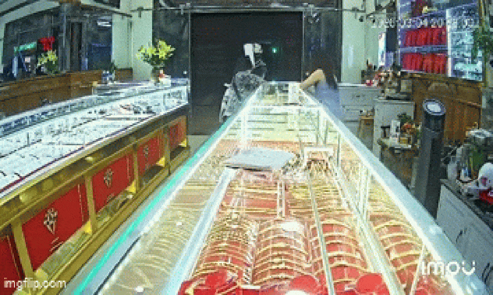 Người đàn ông có hành động bất thường tại tiệm vàng: Bí mật tập giấy A4 để lại trên tủ kính