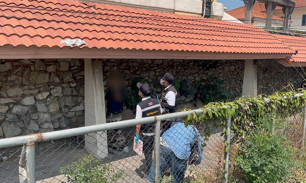 Phát hiện người đàn ông trong tư thế treo cổ, bên cạnh có thư tuyệt mệnh, thi thể có nhiều vết thương