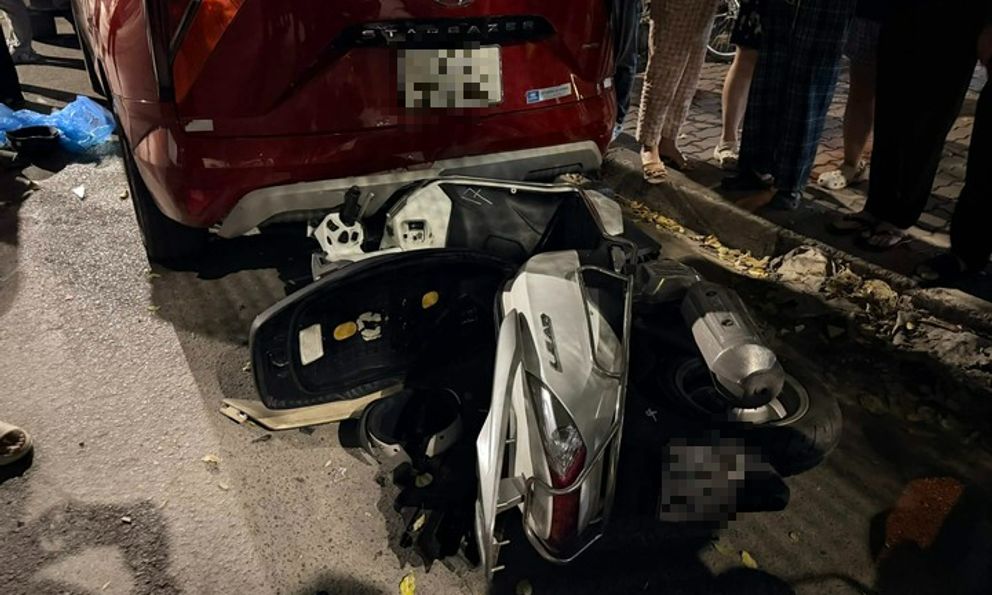 Hiện trường vụ ô tô 4 chỗ tông liên hoàn ở Hà Nội khiến nhiều người bị thương, xe máy nằm la liệt