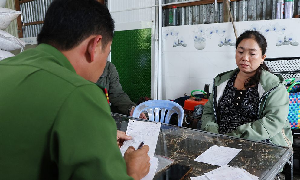 Bắt quả tang bà chủ Cao Thị Thu Hồng, thu giữ 27 tấn tang vật