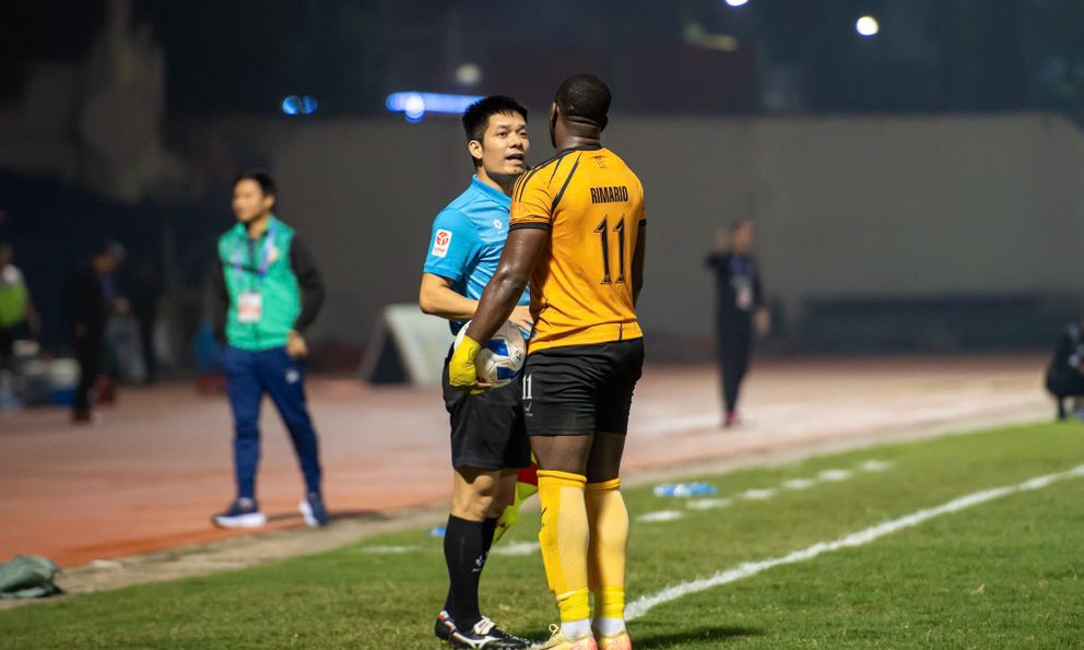 HLV V.League bức xúc: “Trọng tài cứ thế này, bóng đá Việt Nam khó nâng tầm nổi”