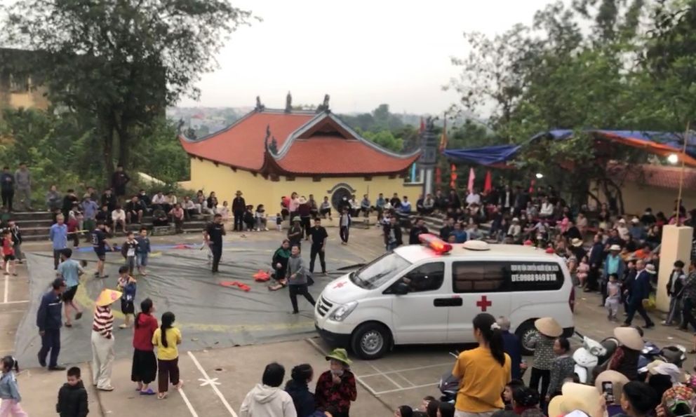 Xe cứu thương vào tận sới vật đưa đô vật đi cấp cứu tại lễ hội ở Hà Nội: Tình trạng nạn nhân