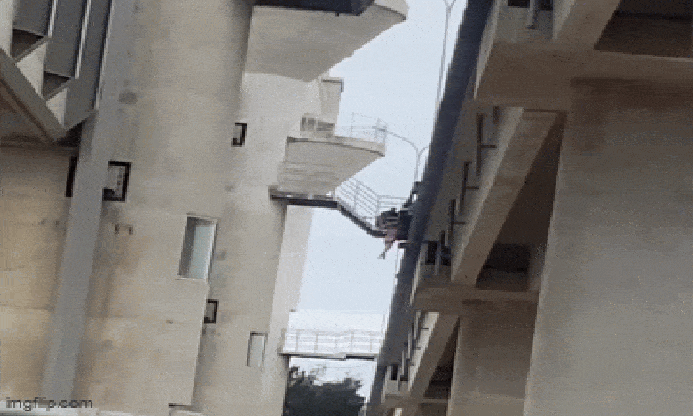 Khoảnh khắc người phụ nữ mang thai 7 tháng định tự tử: Người chứng kiến la hét thất thanh