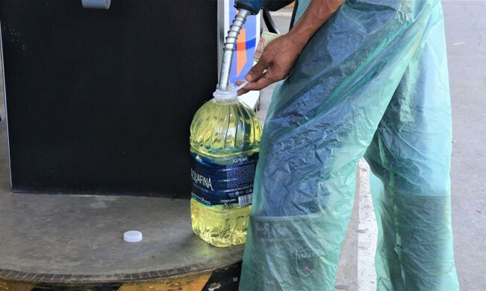 Xăng tăng giá, mua trích trữ trong thùng, can được quy định như thế nào trong luật?