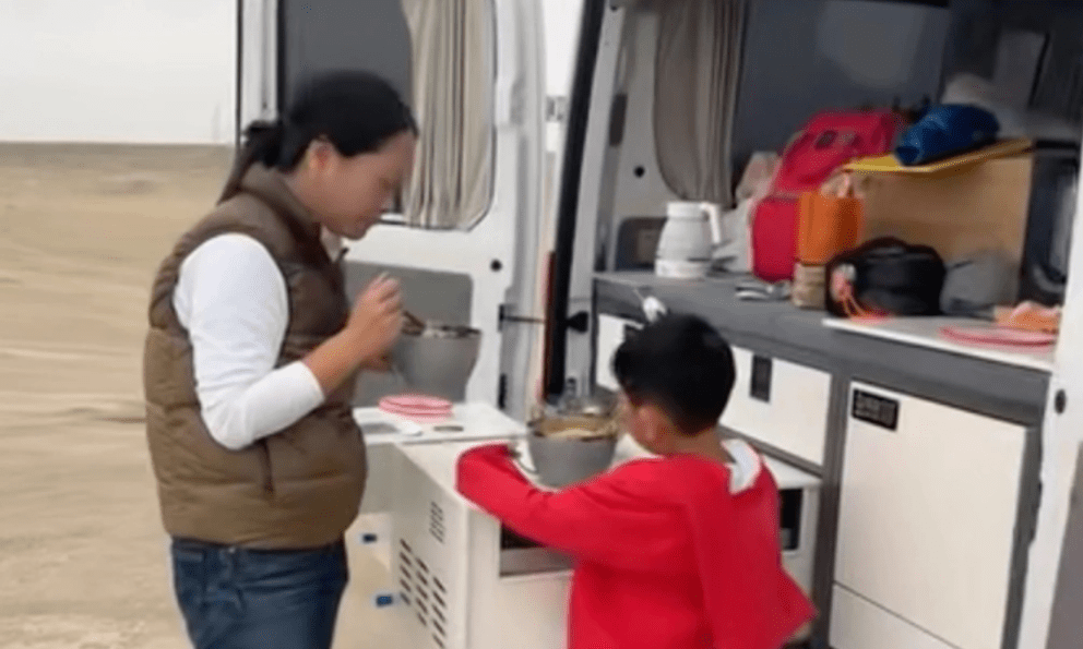 Cho con nghỉ học để đi du lịch, phụ huynh nhận khoản phạt gần 70 triệu đồng