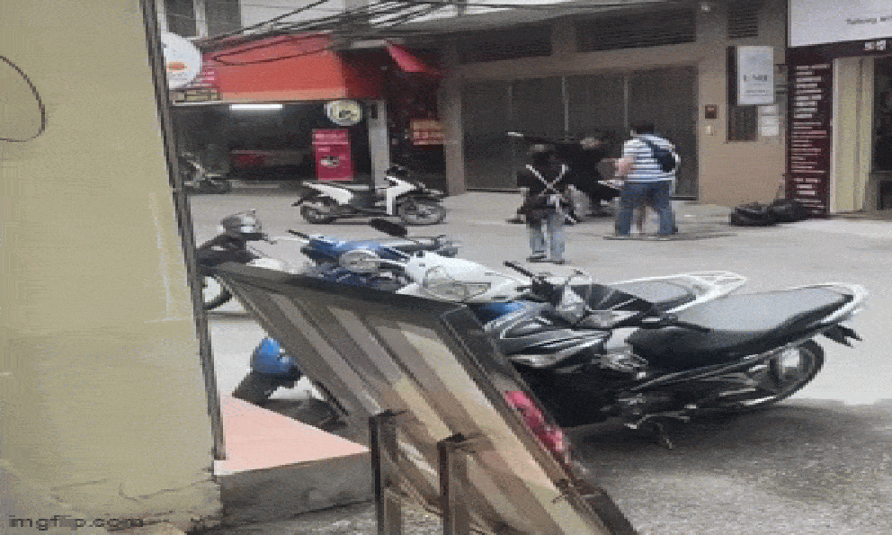 Cãi nhau trong quán, cô gái gọi thêm người đến 