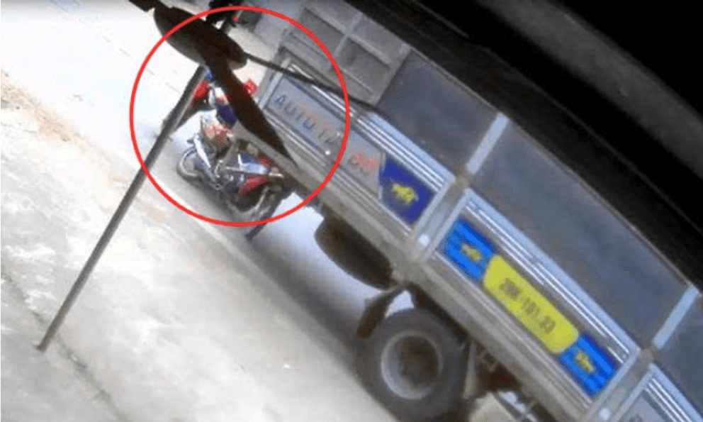 Người phụ nữ bị xe tải cuốn vào gầm, cận cảnh màn giải cứu 