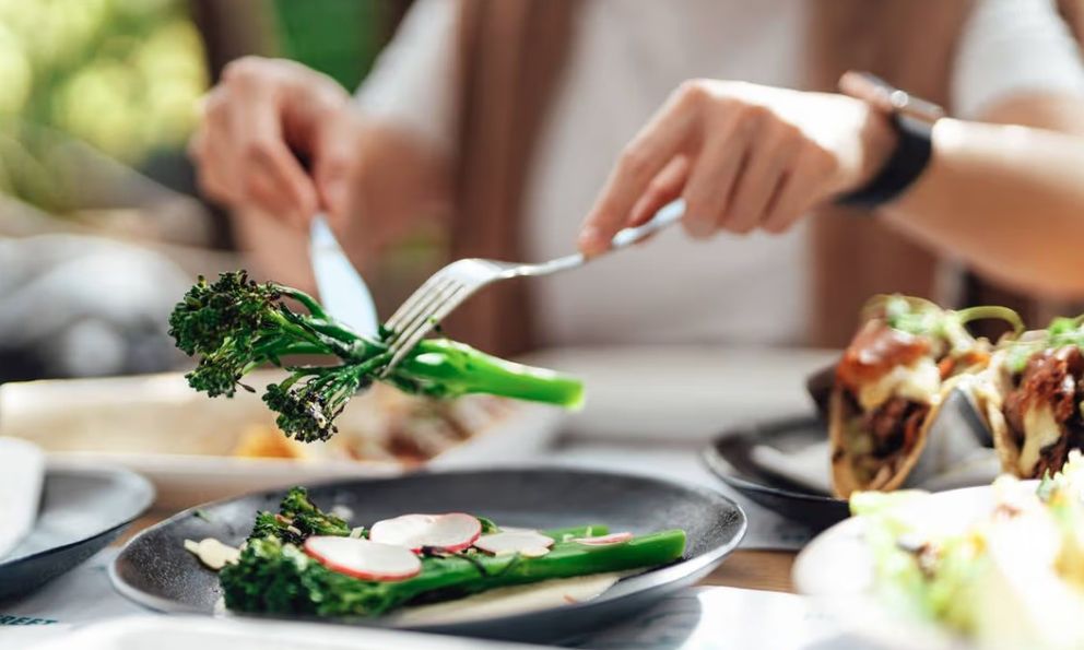 Ăn tối lúc mấy giờ để ngủ ngon nhất? Bác sĩ chỉ ra thời điểm chính xác