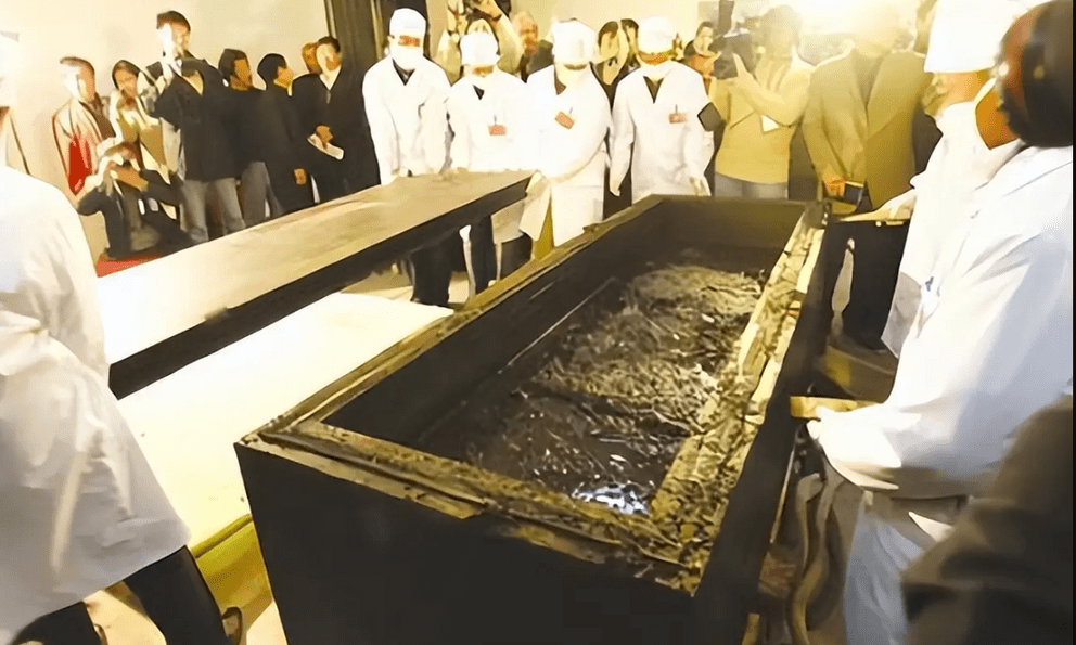 Bật nắp quan tài cổ 700 năm, chuyên gia sững sờ: Lỗ chân lông người phụ nữ vẫn rõ, tay còn cầm vật lạ