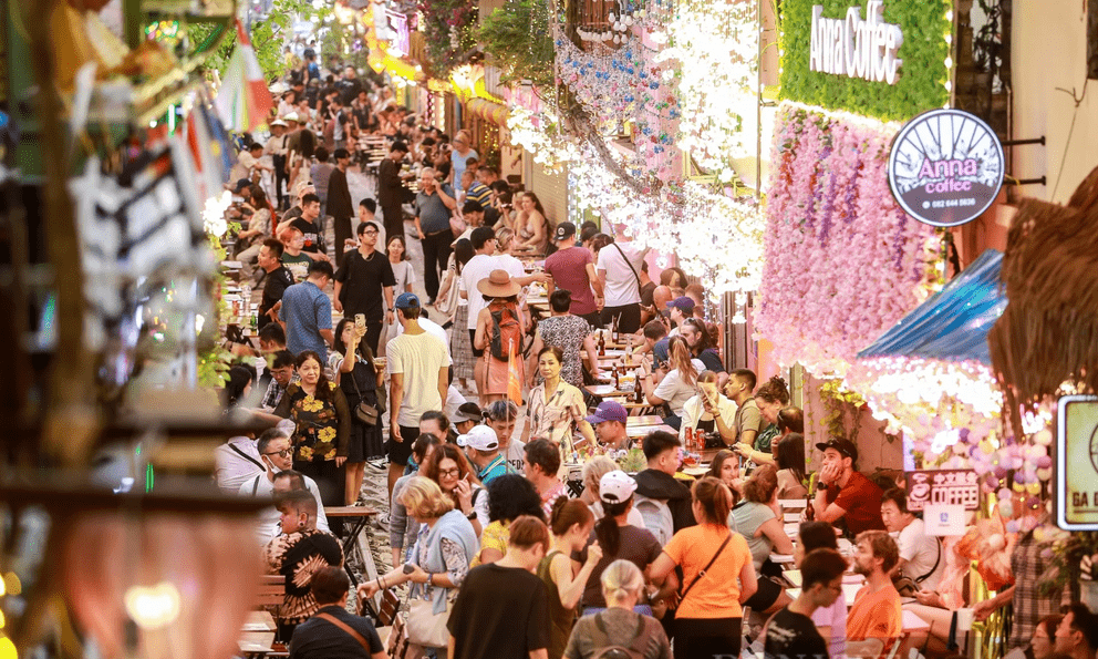 Không phải Bùi Viện, con phố này ở Việt Nam được báo Tây ví ghé đây như 