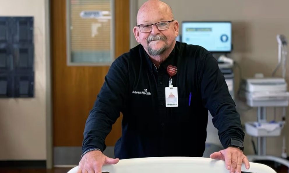 Đang đi đường bỗng đau thắt ngực, người đàn ông hành động nhanh trí, được bác sĩ hết lời khen