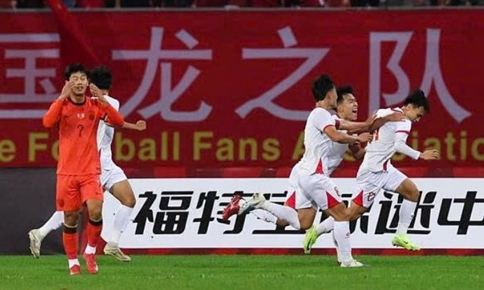 Sao Trung Quốc từng “biếu” bàn thắng cho U23 Việt Nam lại gây tranh cãi gay gắt