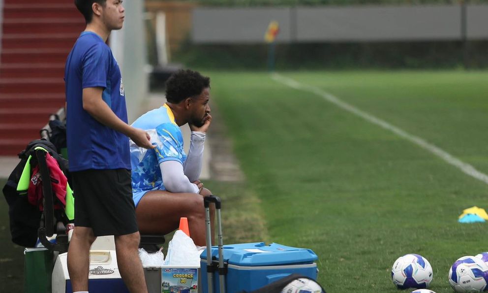 Hình ảnh đáng lo ngại của Nguyễn Xuân Son chỉ sau ít phút tập luyện cùng tuyển Việt Nam