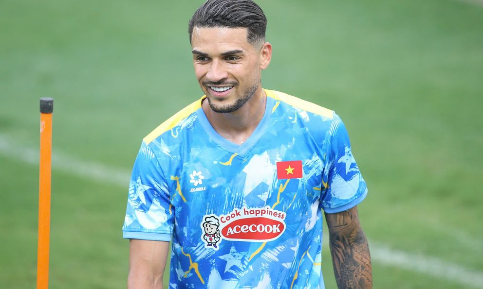 Hoàng Hên: “Tôi chờ ngày này quá lâu rồi, thật tự hào với chiếc áo có lá cờ Việt Nam trên ngực”