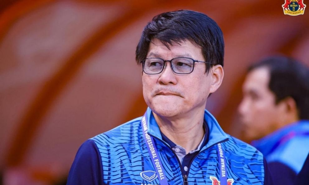Danh sách ĐTVN bất ngờ gây tranh cãi, HLV V.League công khai chỉ trích “không có nước nào làm vậy”