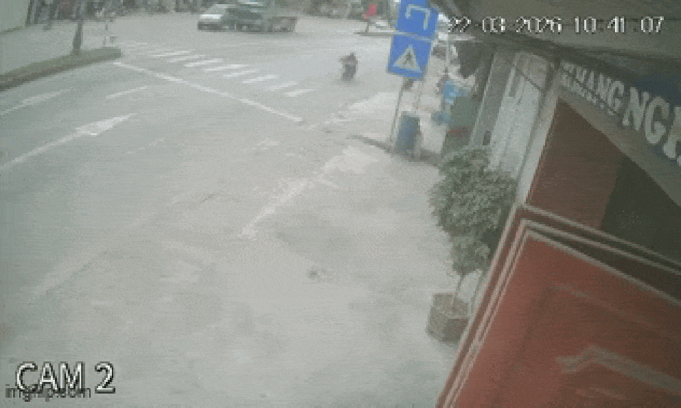 Kinh hoàng khoảnh khắc 3 ô tô đâm liên hoàn, 1 tài xế tử vong thương tâm trong cabin 