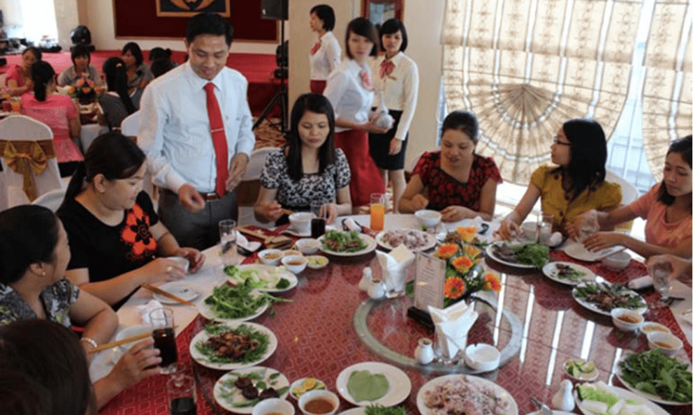 Bóc quà mừng tân gia, chú của vợ lập tức trả lại kèm theo câu nói mỉa mai, người đàn ông 