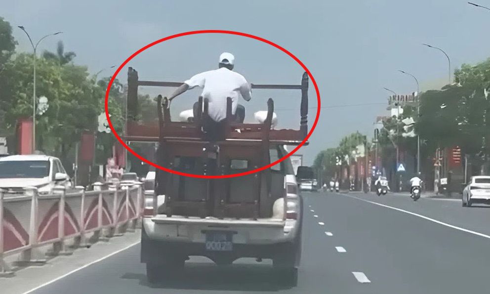 Ô tô biển xanh chở người ngồi 