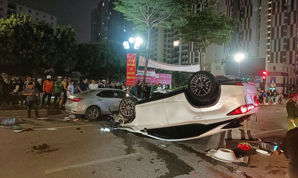 Ô tô Lexus tông liên hoàn khiến 2 người đi cấp cứu giữa đêm ở Hà Nội: Đã rõ nguyên nhân ban đầu