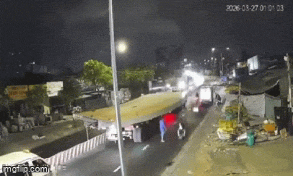 Kinh hoàng khoảnh khắc tấm thép hơn 10 tấn rơi đè bẹp cabin xe rác, tài xế tử vong 