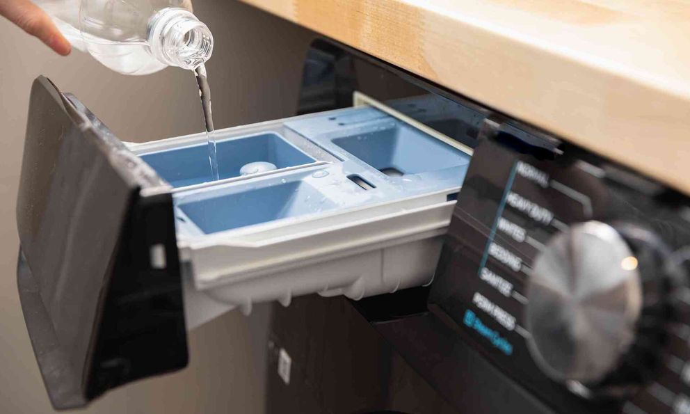 Thêm 1 nguyên liệu có sẵn trong bếp vào máy giặt, quần áo thơm sạch đến không ngờ