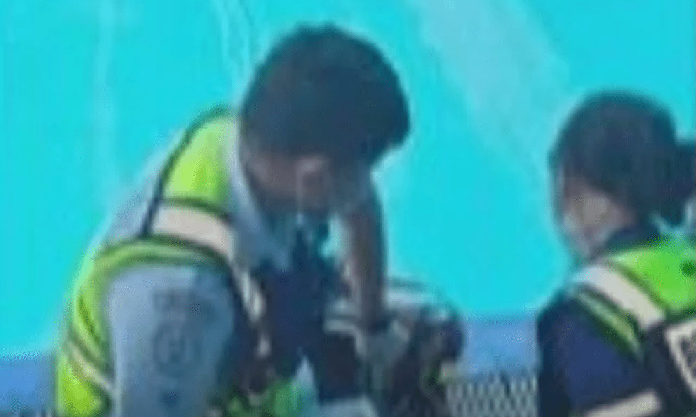 Đến trường học đón cháu nhưng không thấy đâu, bà đi tìm thì ngã quỵ khi thấy cậu bé nằm dưới đáy bể bơi